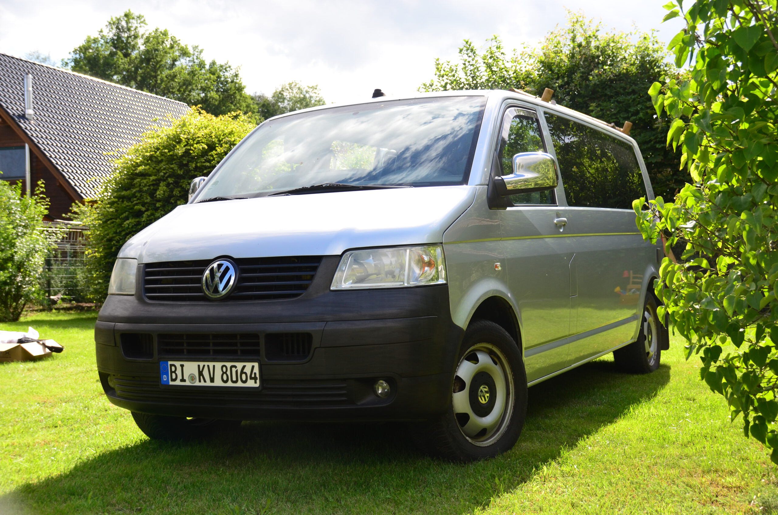 Unser Wohnmobil Le Bulli 3 kann man in Bielefeld mieten. Hier steht er in der Frontalansicht auf einem Campingplatz.